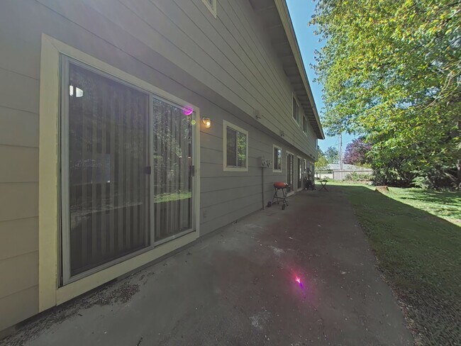 Building Photo - 2 Bedroom 4-Plex ~ South Corvallis ~ Small...