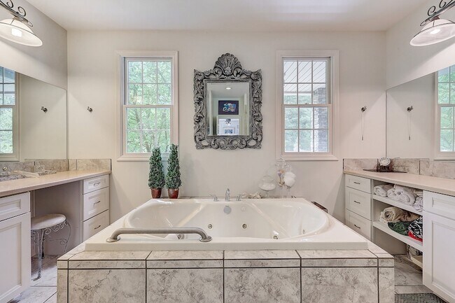 Building Photo - 8745 Old Charlotte Pike