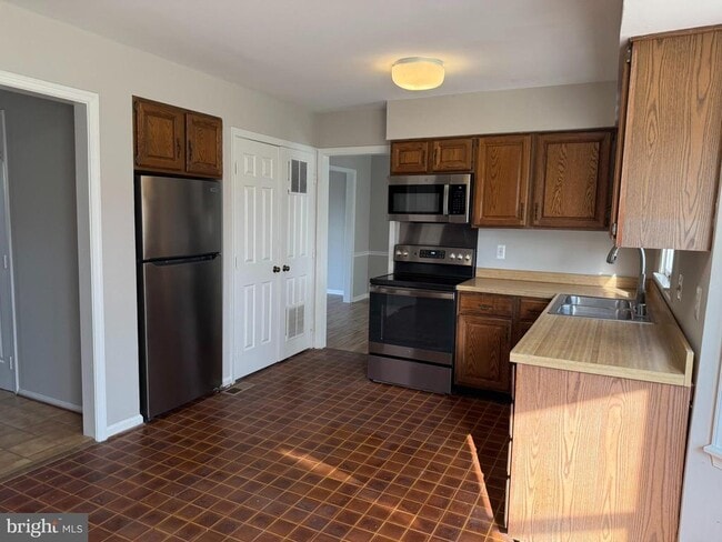 Building Photo - 8659 Bannerwood Dr