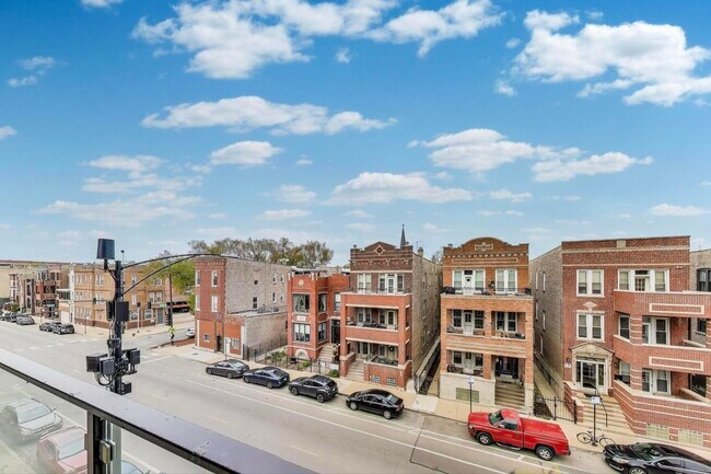 Building Photo - 2547 W Augusta Blvd