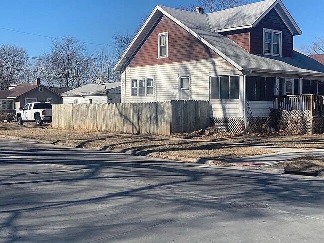 Building Photo - 2230 S 6th St