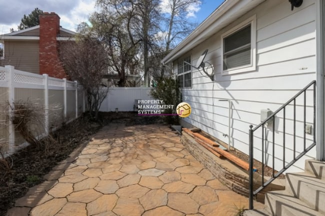 Building Photo - Spacious 4 Bedroom Murray Home