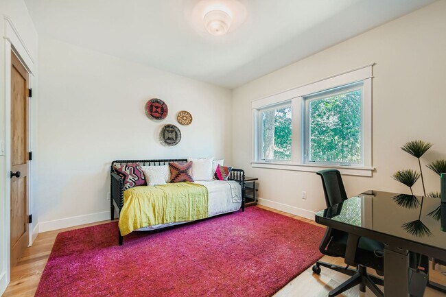 Building Photo - Idyllic Downtown Longmont 5-BDR Retreat