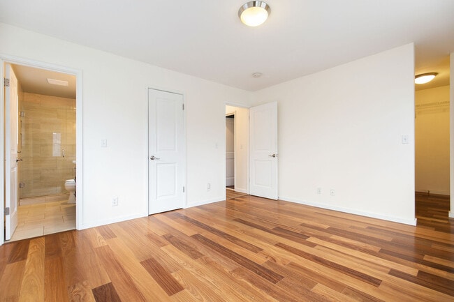 Building Photo - 4403 Powell Pl S