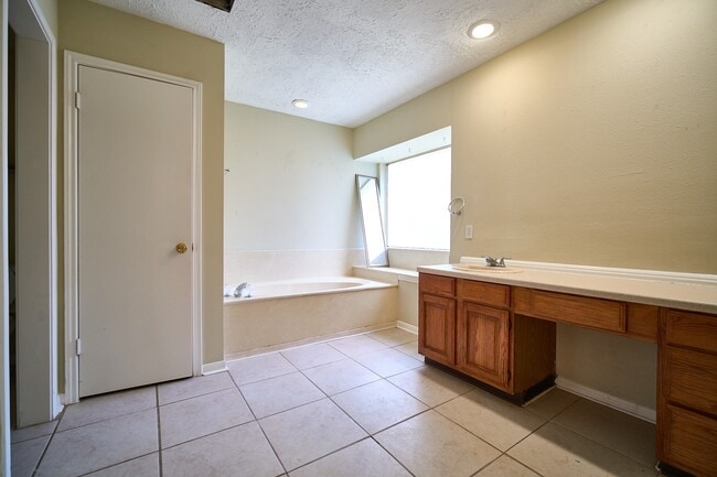 Building Photo - 13407 Nantucket Dr