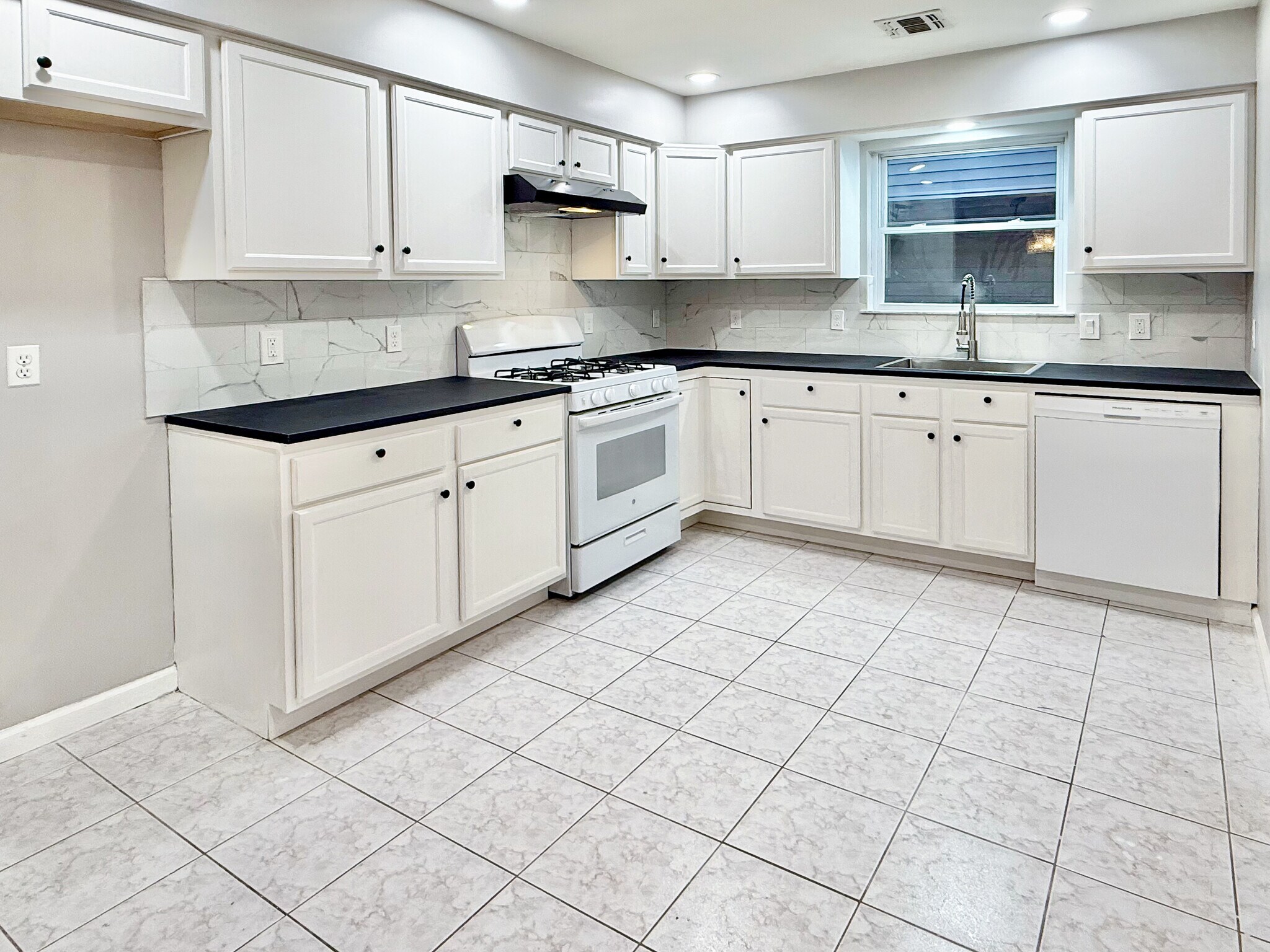 Building Photo - 632 Norwood Ter