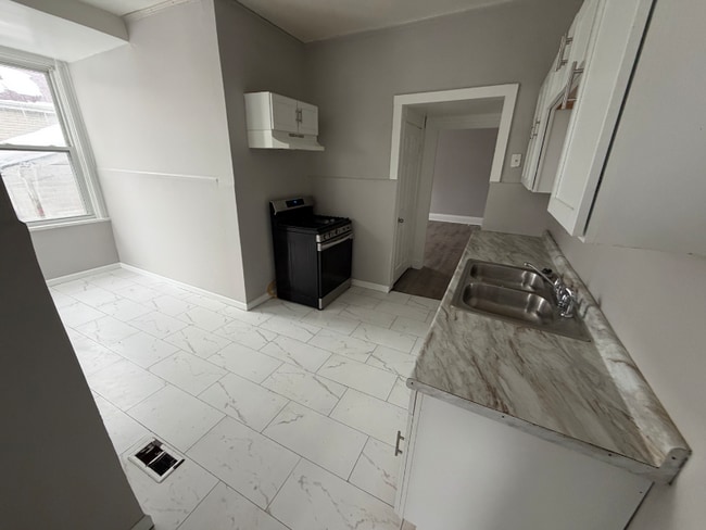 Building Photo - 1918 Elm St