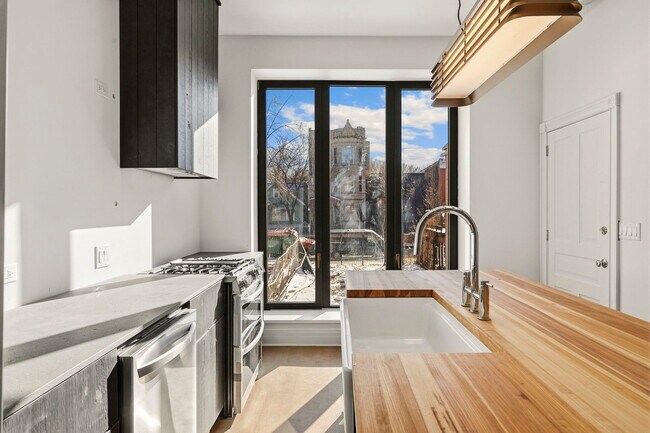 Building Photo - 1414 N Maplewood Ave