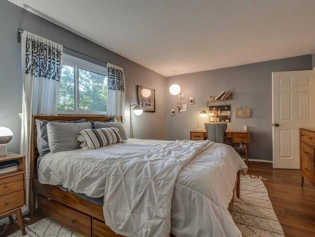 Building Photo - Spectacular Home in Holiday Heights Add!  Come see Me!! I can be yours!!