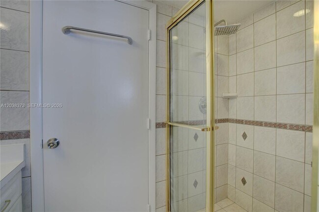 Building Photo - 616 SW 11th Ct