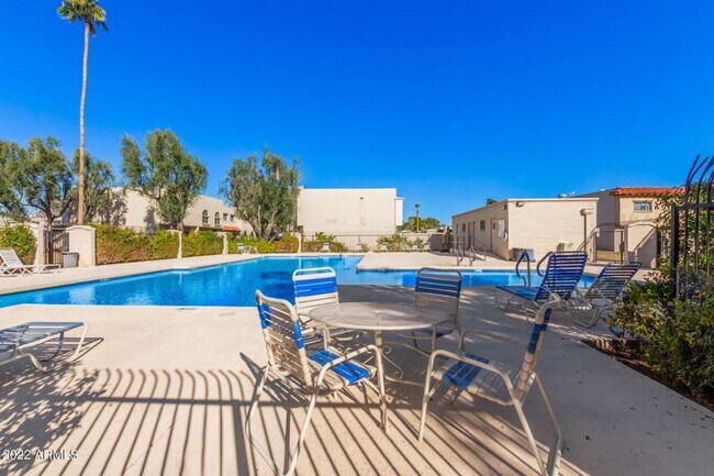 Building Photo - Great Location in Scottsdale!  2 bedroom, 1.5 bath, community pool