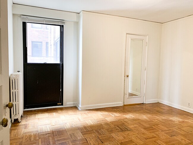 Building Photo - 8925 E Jefferson Ave