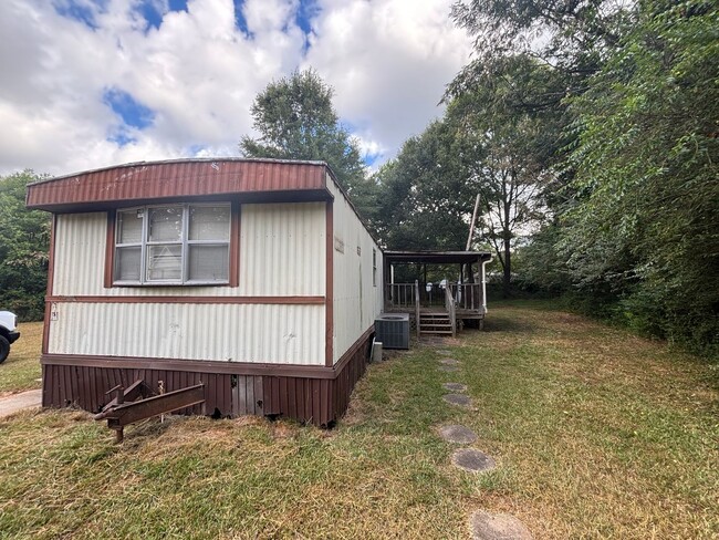Building Photo - 2 Bedroom, 1 Bathroom - Mobile Home in Nor...