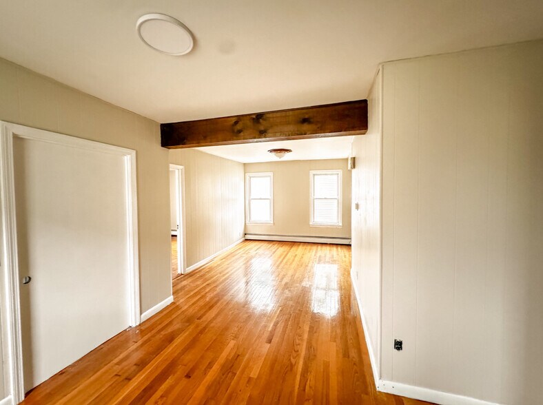 Primary Photo - 24 Barker St