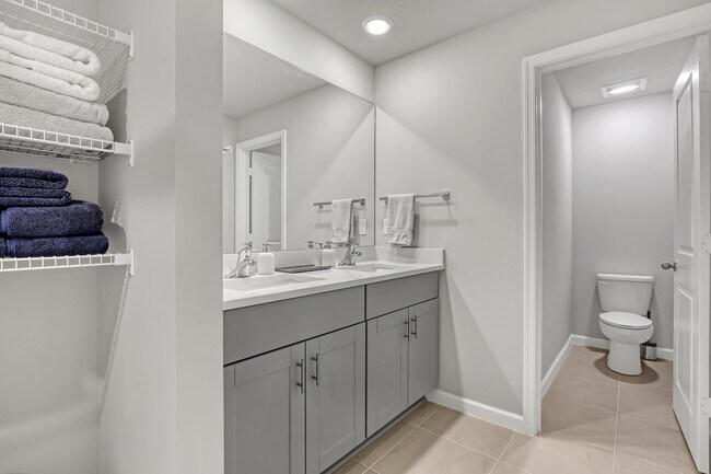 Building Photo - 5648 SE Edgewater Cir