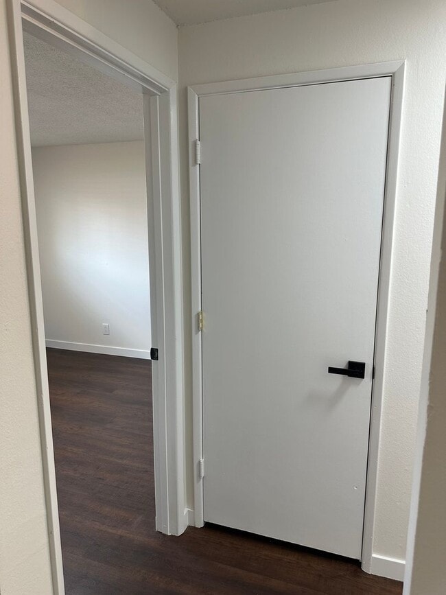 Building Photo - Beautifully updated 2 bedroom 1 bathroom d...