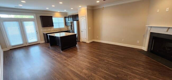 Building Photo - Townhome w/gargae convenient to shopping a...