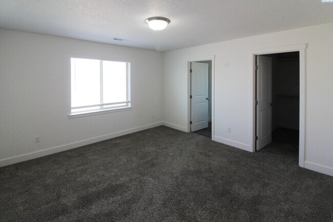 Building Photo - 3 bed, 2 bath home in Kennewick