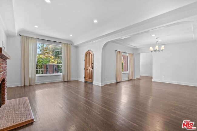 Building Photo - 619 S Sycamore Ave