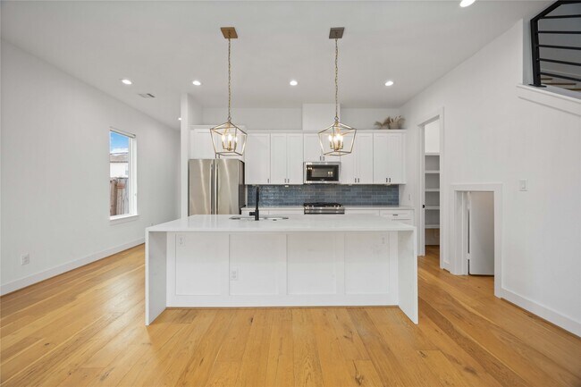 Building Photo - 2215 Mansfield St