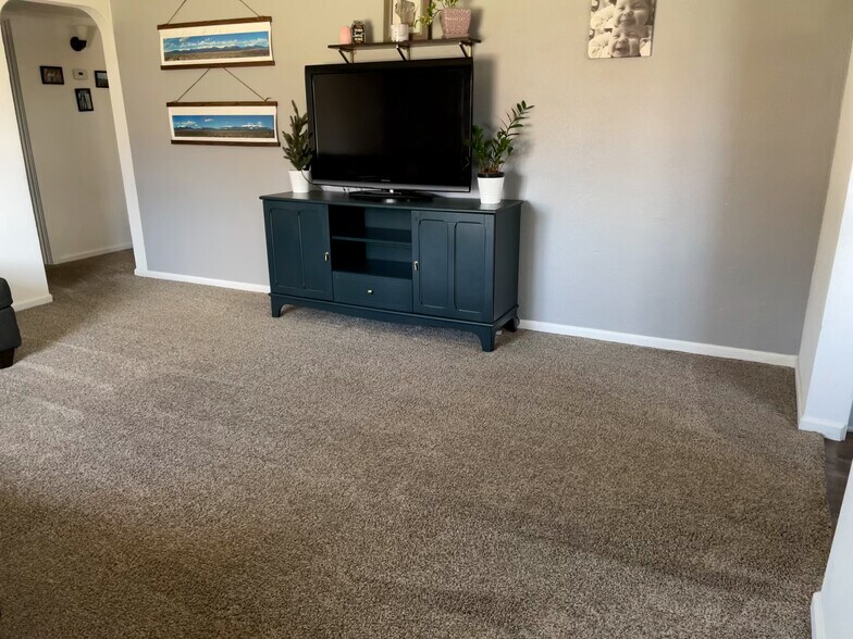 Living Room - 9291 High St