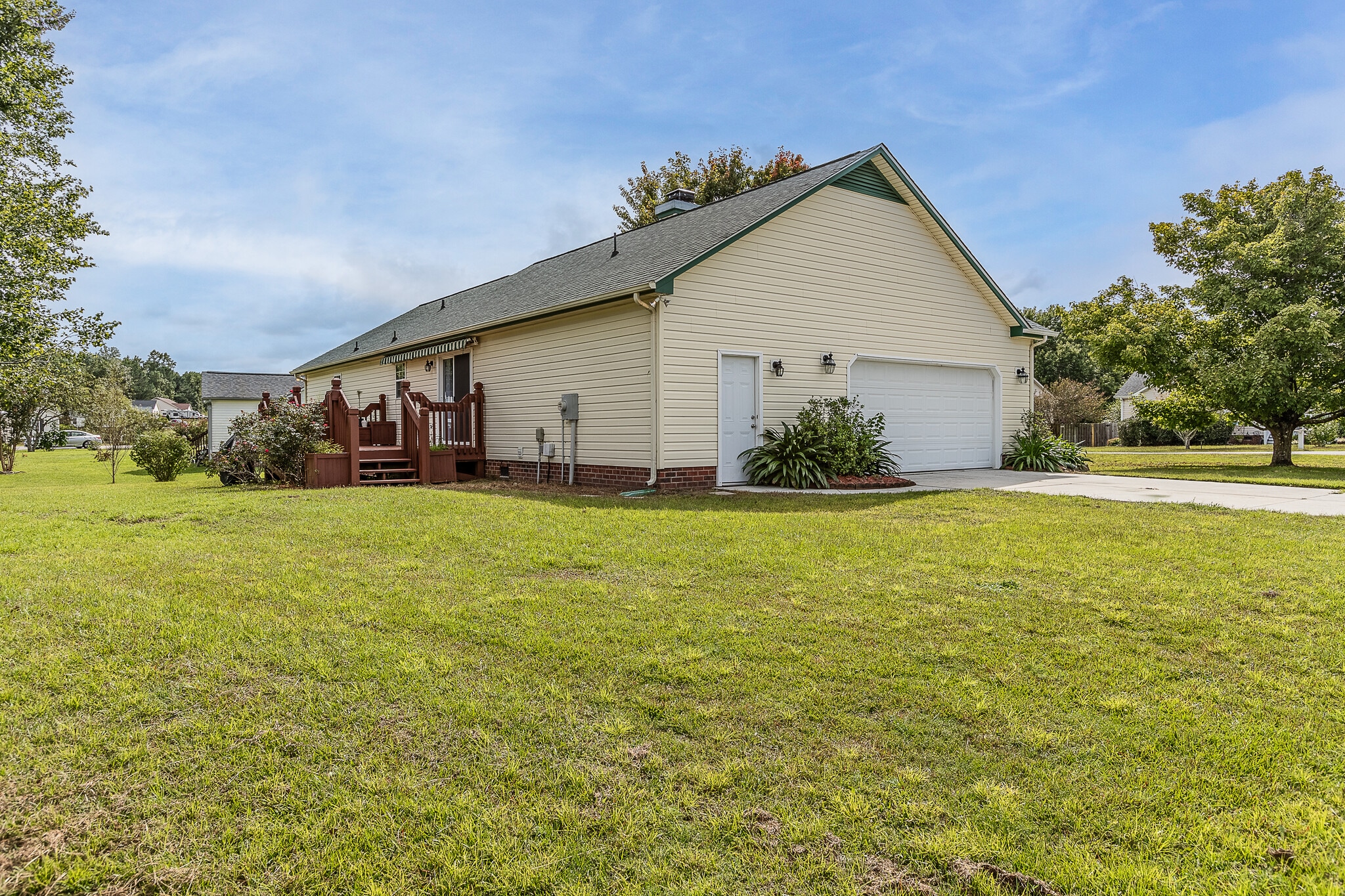 Garage and Driveway - 400 Kant Pl