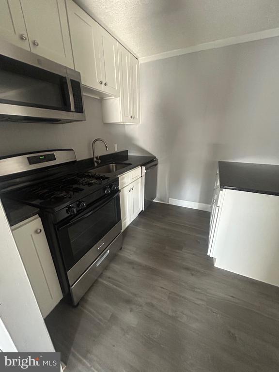 Building Photo - 400 Main St