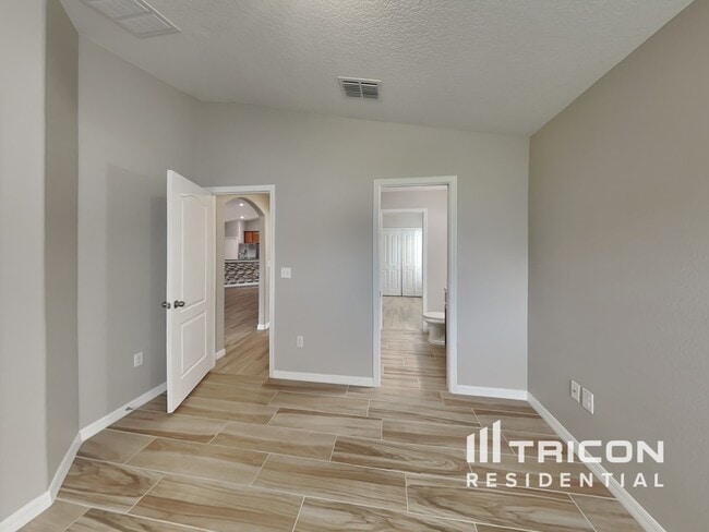 Building Photo - 12522 Cricklewood Dr