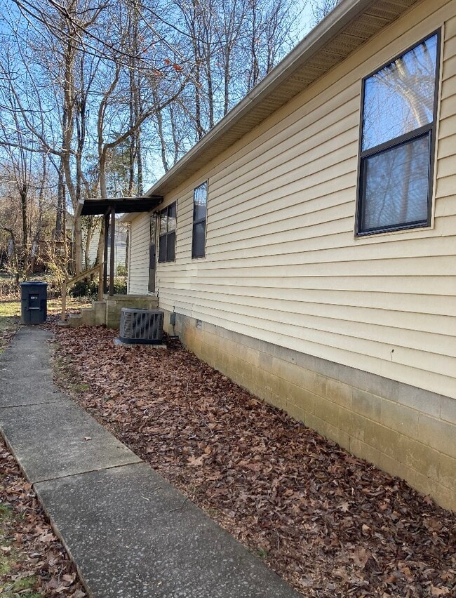 Building Photo - 1013 Crescent Dr