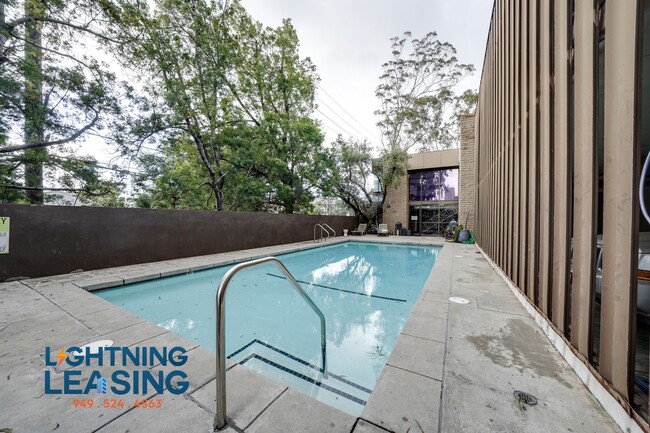 Building Photo - 3949-3945 Los Feliz Blvd