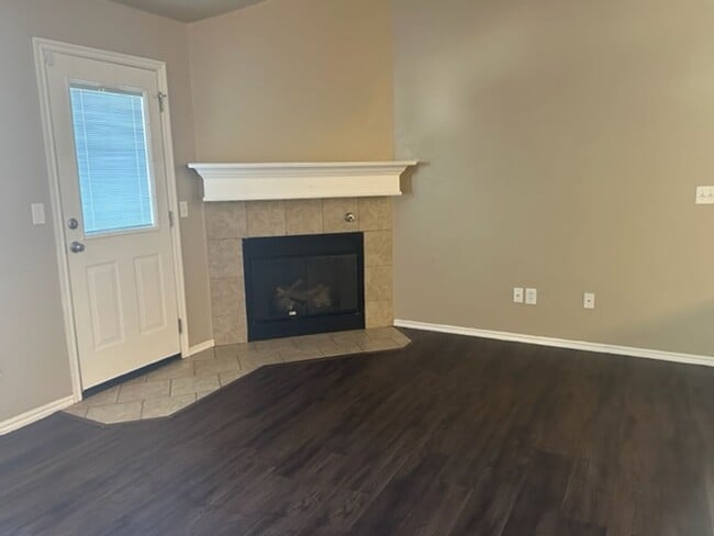 Building Photo - Great Duplex with Open Floor Plan - Wood Laminate Floors in Living