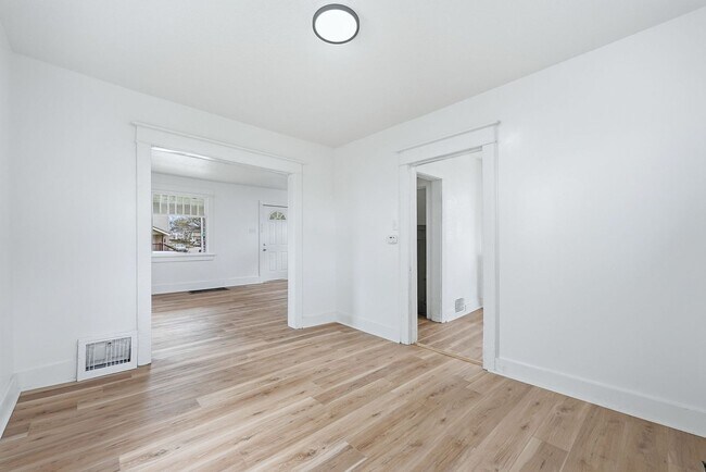 Building Photo - Updated 3BR with Fresh Finishes