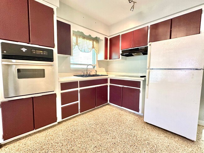 Building Photo - Bright & cozy 2bedroom 1bath home with out...