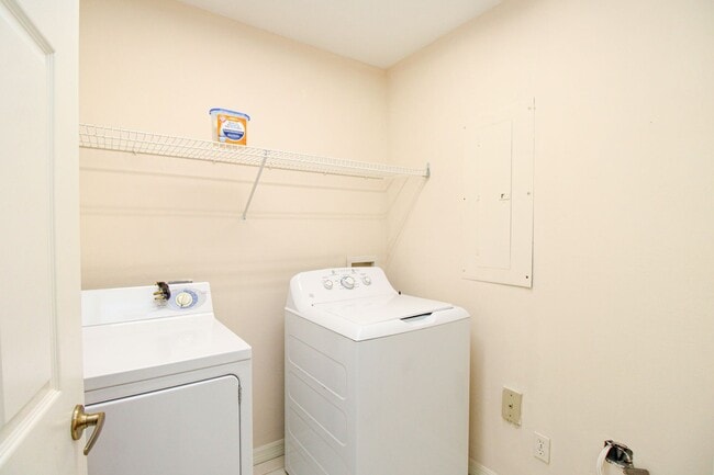 Building Photo - ***2BED/2BATH***PRESERVE VIEW***UPDATED KI...