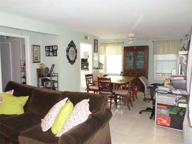 Building Photo - 1715 Banks St