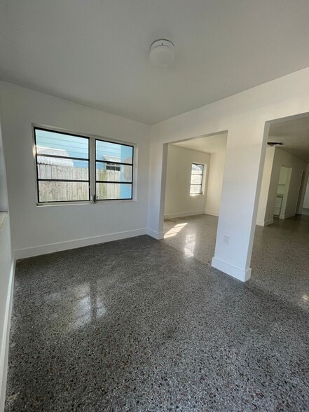 Building Photo - 303 S L St