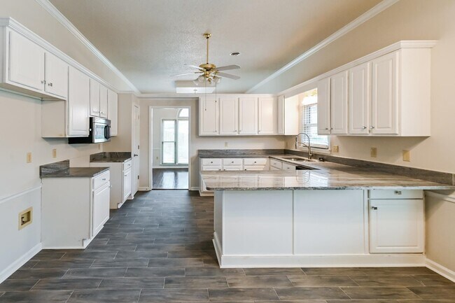 Building Photo - 4415 Richmond Cir S