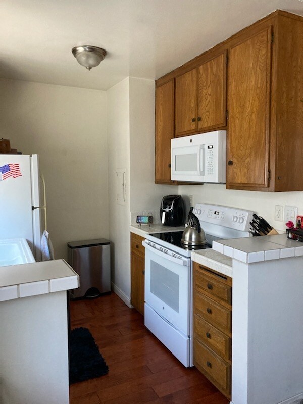 Kitchen - 32 18th Ave