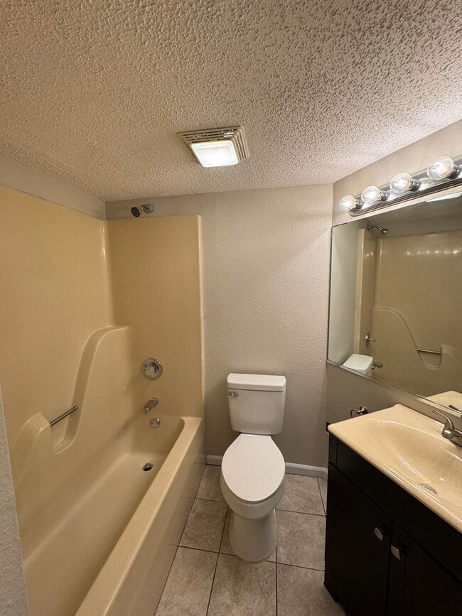 Building Photo - 2 bed / 2 bath Condo in the Center of Jone...
