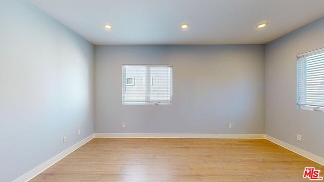 Building Photo - 146 1/2 Rosemont Ave