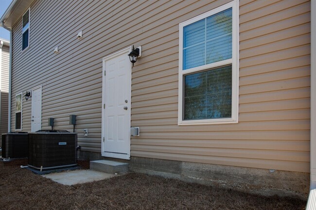 Building Photo - 2202 Cedarbrook Ct