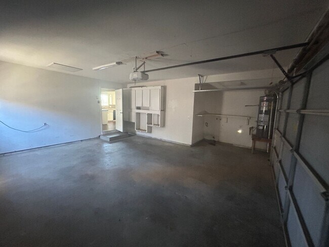 Building Photo - Stay cool in Lemoore in this spacious home...