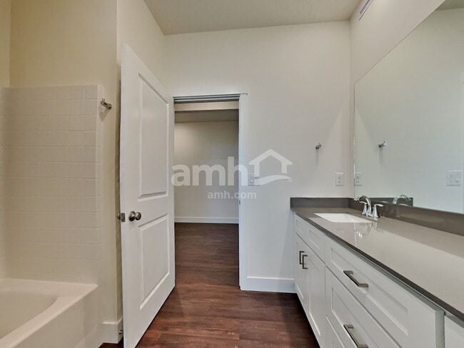 Building Photo - 10096 W Raleigh St