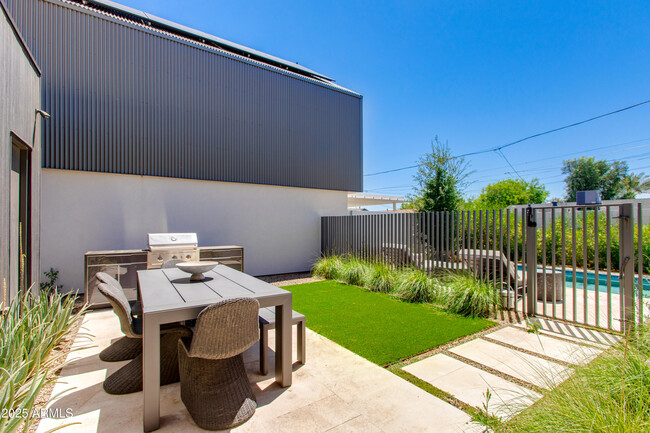 Building Photo - 1325 E Pomelo Grove Ln