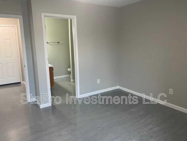 Building Photo - 125 Village Pl