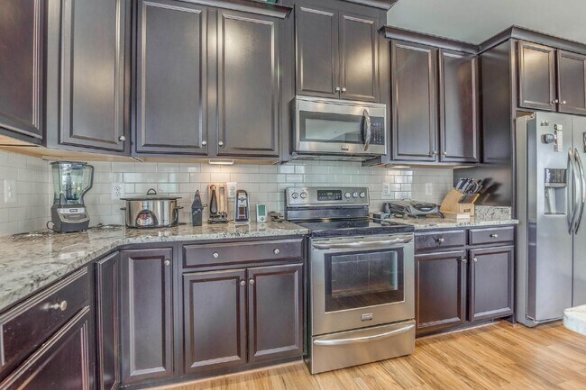 Building Photo - 3-bedroom, 2.5-bathroom condo with a great open-concept main level.