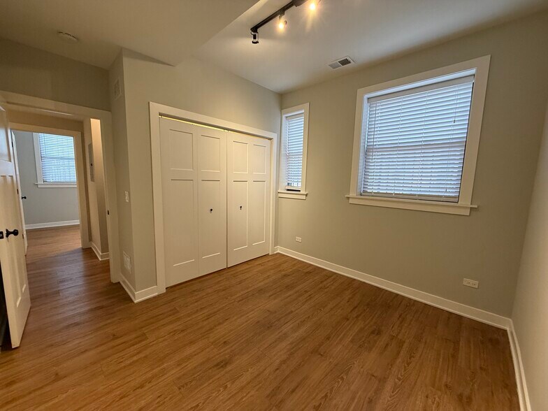 Building Photo - 2215 W Eastwood Ave