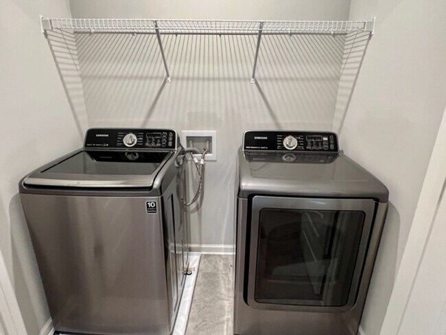 Building Photo - 3 Bed 2.5 Bath Townhome, Minutes from I-24 & The Avenue!