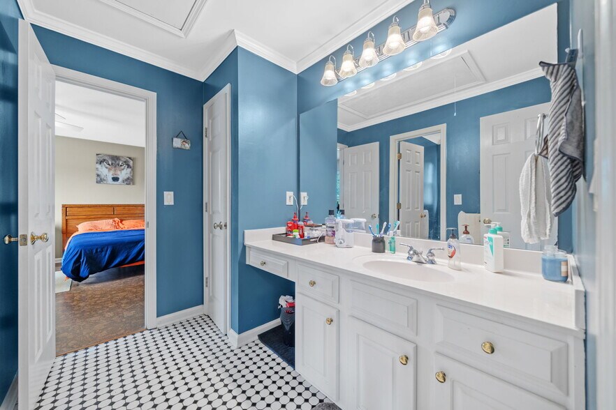 Coonecting full bath - 600 Lyndhurst Cir