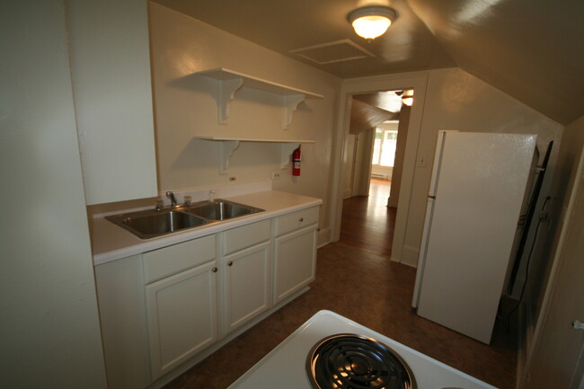 Building Photo - 1009 Golf St